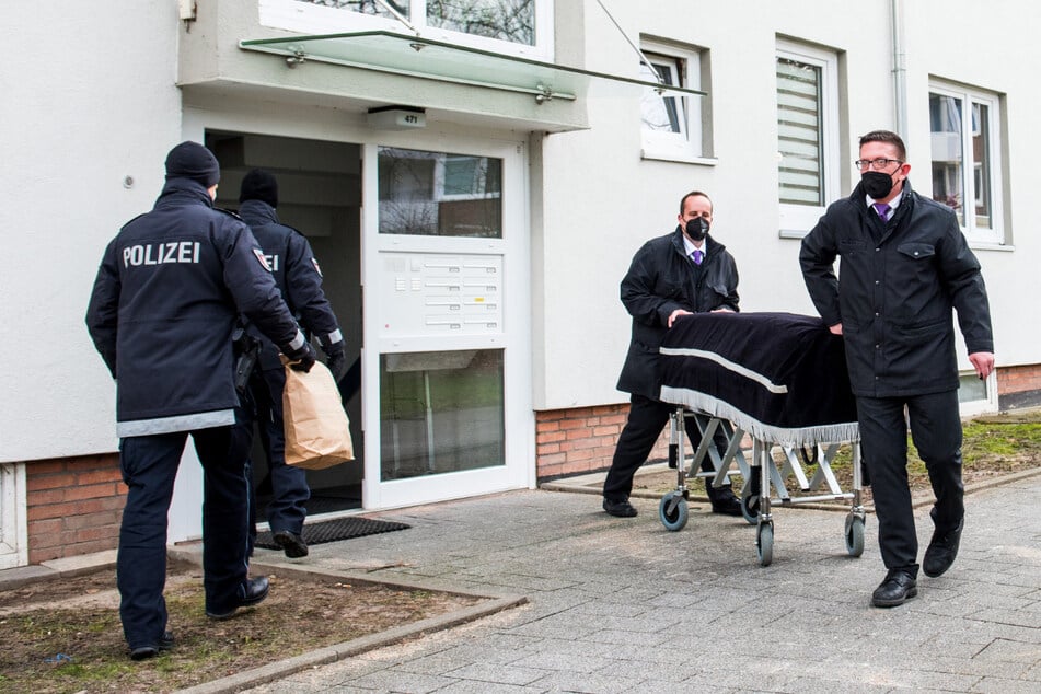 Bestatter transportieren im Februar im Stadtteil Bramfeld einen Sarg aus einem Mehrfamilienhaus ab.
