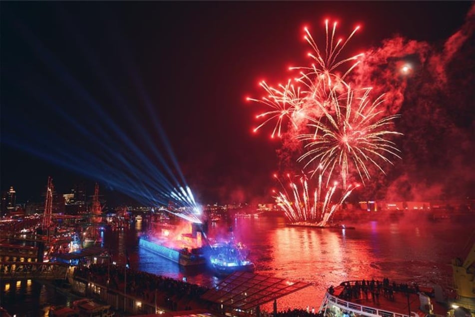Auf dem Hamburger Hafengeburtstag werden Kreuzfahrtschiffe und ein großes Feuerwerk erwartet. (Archivbild)