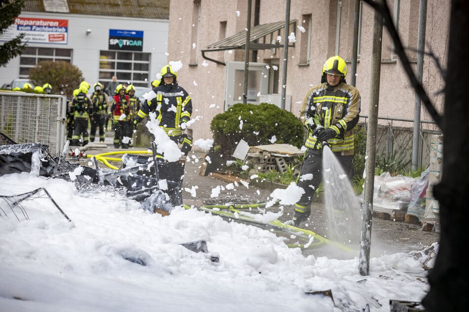 Die Feuerwehr bekämpfte den Brand mit viel Schaum.