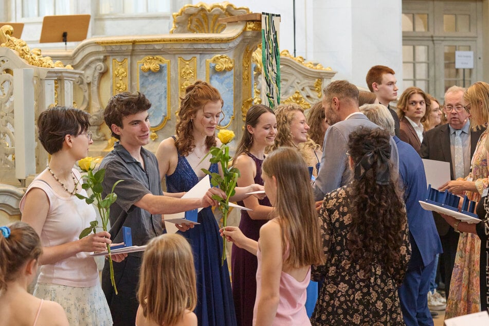 Sachsens Überflieger werden in der Frauenkirche mit Blumen, Urkunden und einer Ehrenplakette aus Meissener Porzellan geehrt.