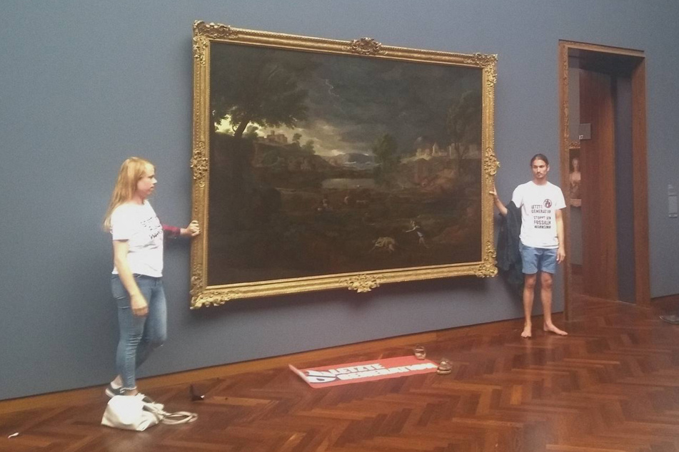 Zwei Mitglieder der Klima-Aktivisten der "Letzten Generation" haben sich im Frankfurter Städel-Museum an ein Gemälde von Nicolas Poussin geklebt.
