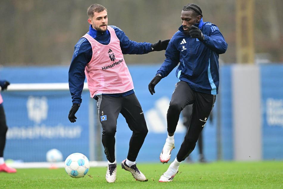 Bakery Jatta (26, r.) hat sich am heutigen Mittwoch im Training des HSV am linken Knie verletzt.