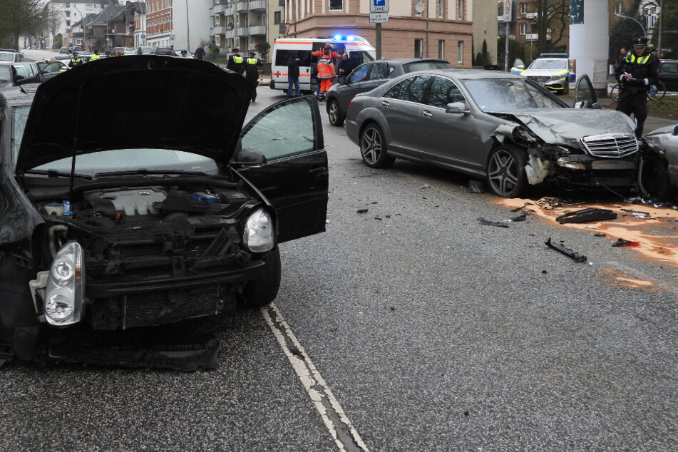 Frau crasht mit Luxus-Karre sechs Fahrzeuge, drei Menschen verletzt