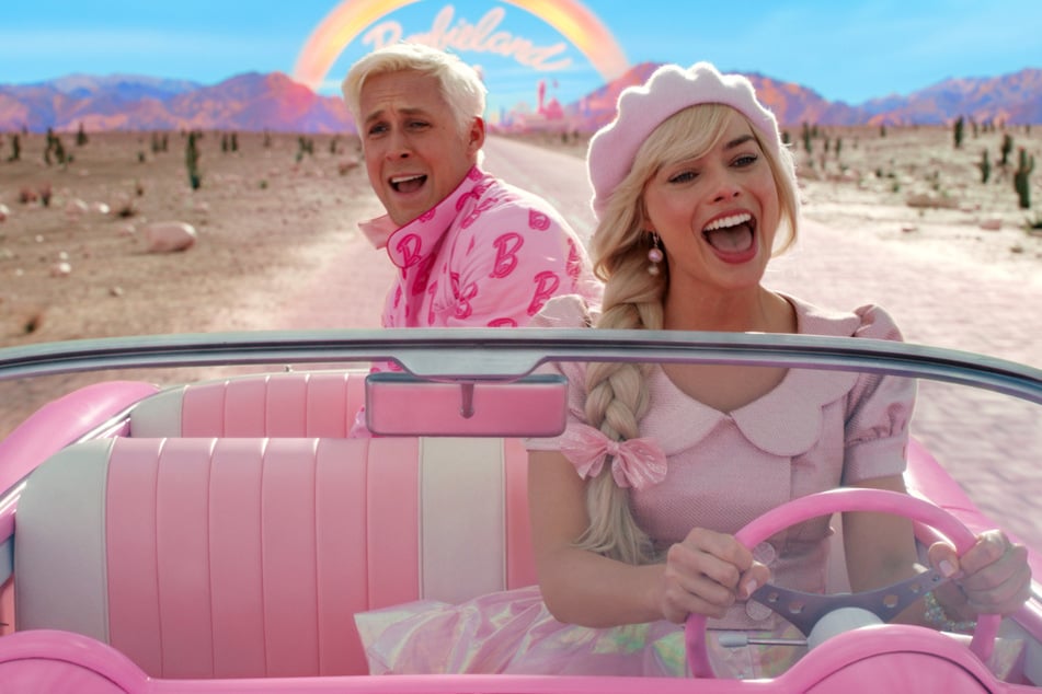 Ryan Gosling (43) als Ken und Margot Robbie (33) als Barbie in einer Szene des Films "Barbie".
