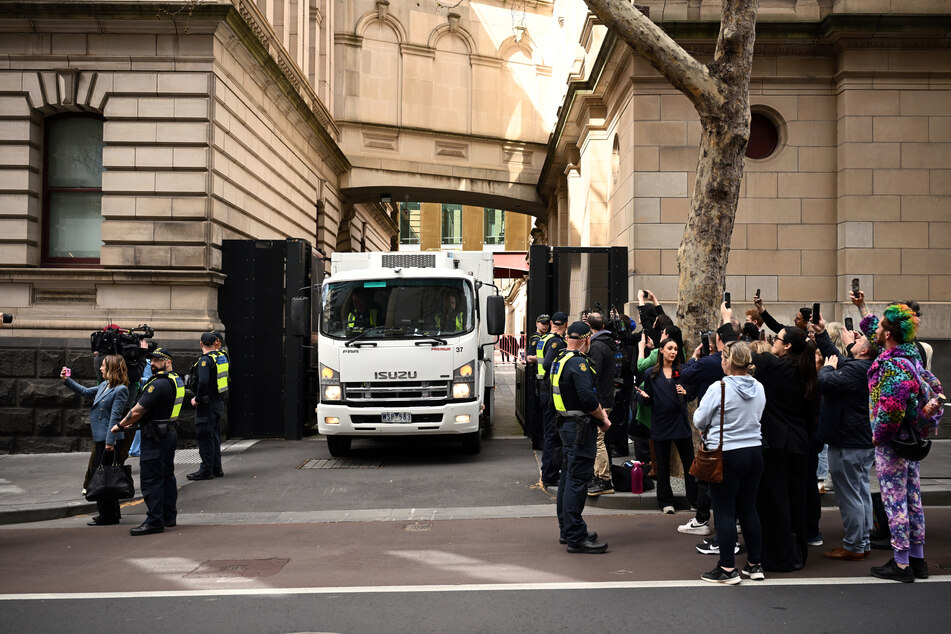 Ein Gefangenentransporter mit Erin Patterson verlässt den Obersten Gerichtshof von Victoria.