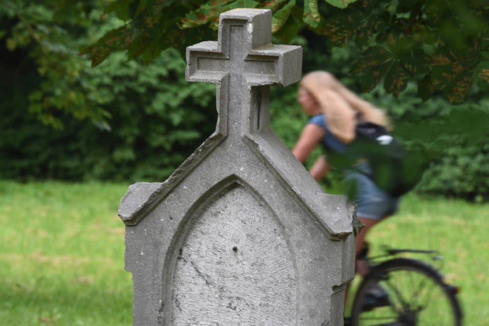 Kein Scherz: Vor einigen Monaten wurde ein Grabstein aus Granit im Kölner Fundbüro abgegeben. Woher er kommt, weiß niemand. (Symbolfoto)