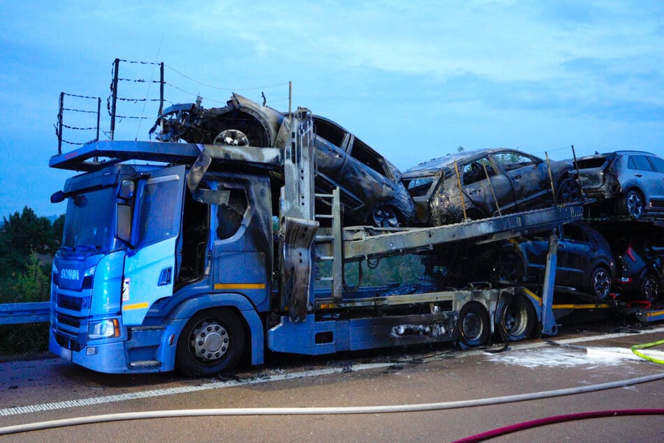 Einige der geladenen Fahrzeuge brannten völlig aus.
