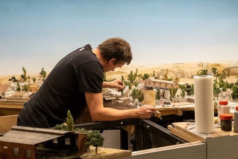 Ein Miniaturbauer bei der Arbeit an der neuen Themenwelt "Patagonia."