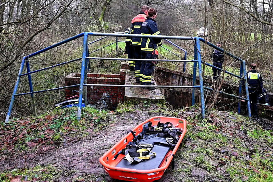 Einsatzkräfte der Feuerwehr rückten an, um den Leichnam zu bergen.