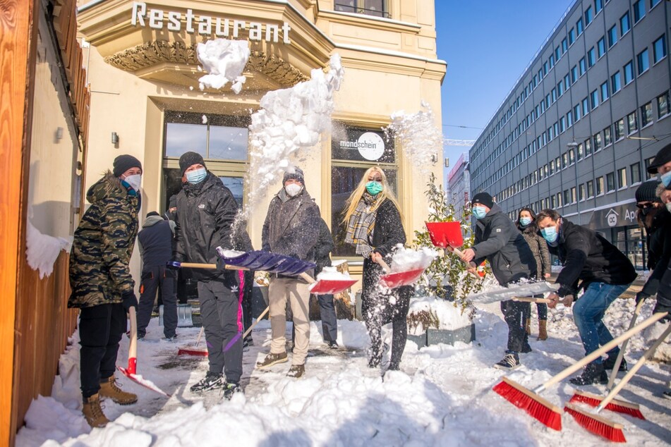 Saalbach hatte sich dazu mit Mitarbeitern des "L1", des "Elsterartig", des Karaoke-Clubs "Zum Kakadu" und des "Micellos" getroffen, um im Bereich um den Goerdelerring Zufahrten und Wege freizuräumen.