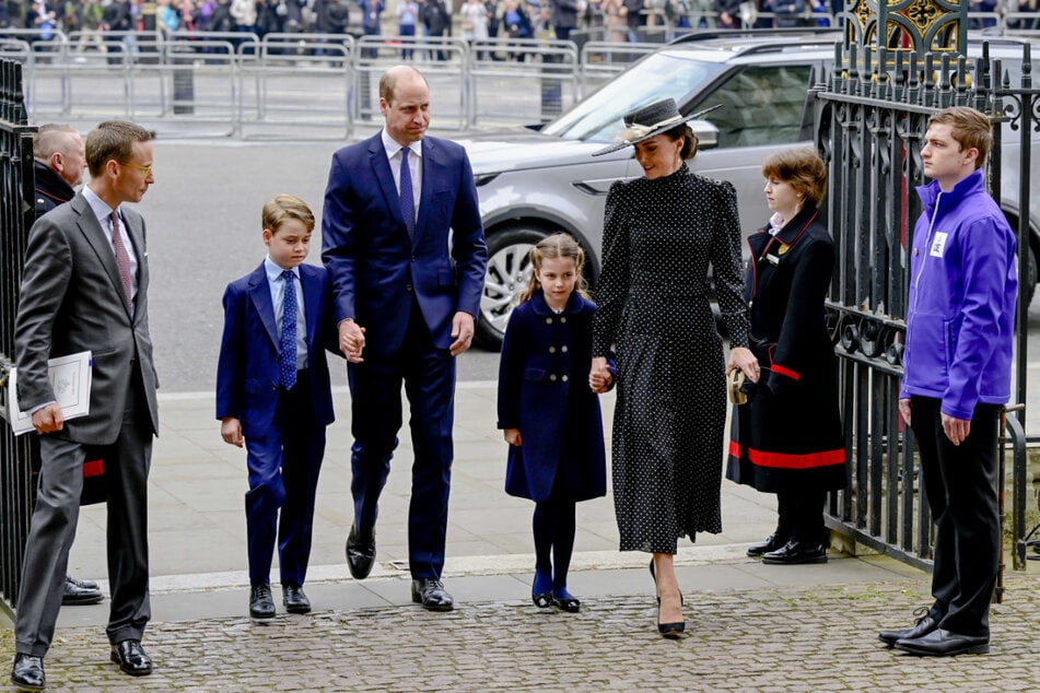 Prinz William (39) zusammen mit seiner Frau Kate (40) und den gemeinsamen Kindern George und Charlotte.