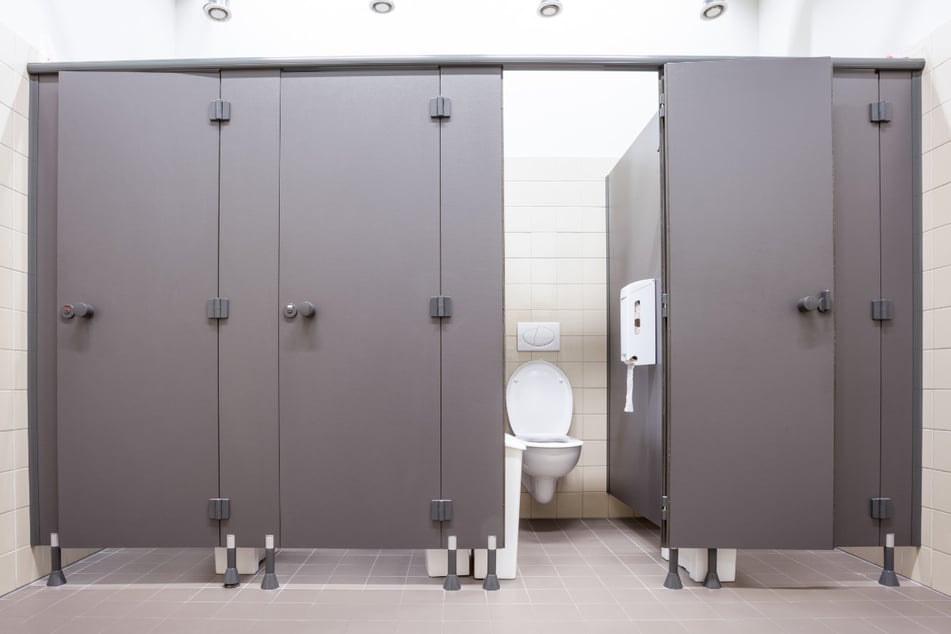Die ahnungslosen Opfer wurden heimlich auf öffentlichen Toiletten gefilmt. (Symbolbild)