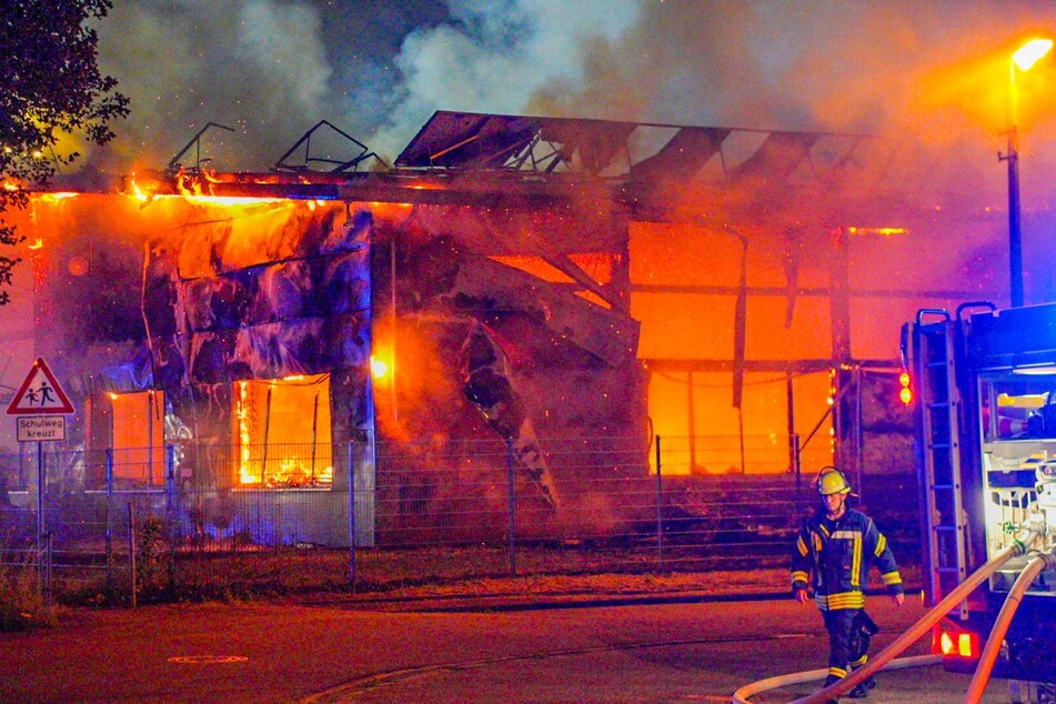 Die Halle brannte vollständig aus.