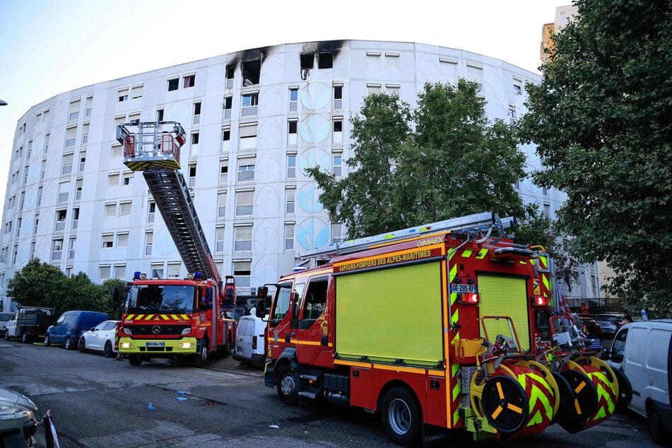 Französische Feuerwehrleute löschen ein Feuer, das über Nacht in einem Wohnhaus in einem Arbeiterviertel der südfranzösischen Stadt Nizza ausgebrochen ist.