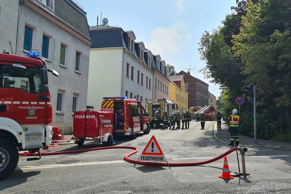 Die Feuerwehr war mit Dutzenden Kameraden im Einsatz.