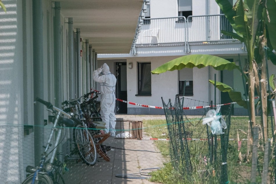 In einer Kölner Asylunterkunft ist ein Mann schwer verletzt worden und noch vor Ort verstorben.