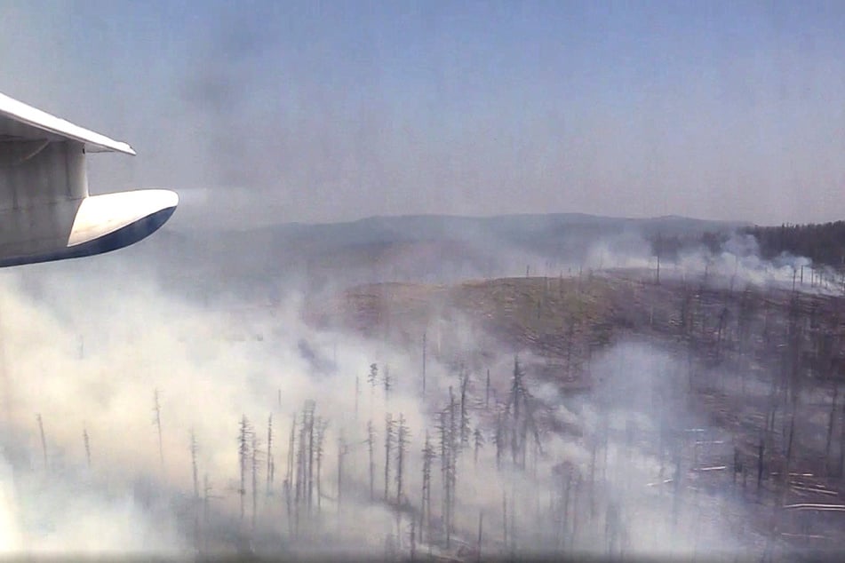 Qualm steigt von einem Waldbrand in der Reghion Krasnojarsk auf (undatierte Aufnahme aus einem Flugzeug, Archiv).