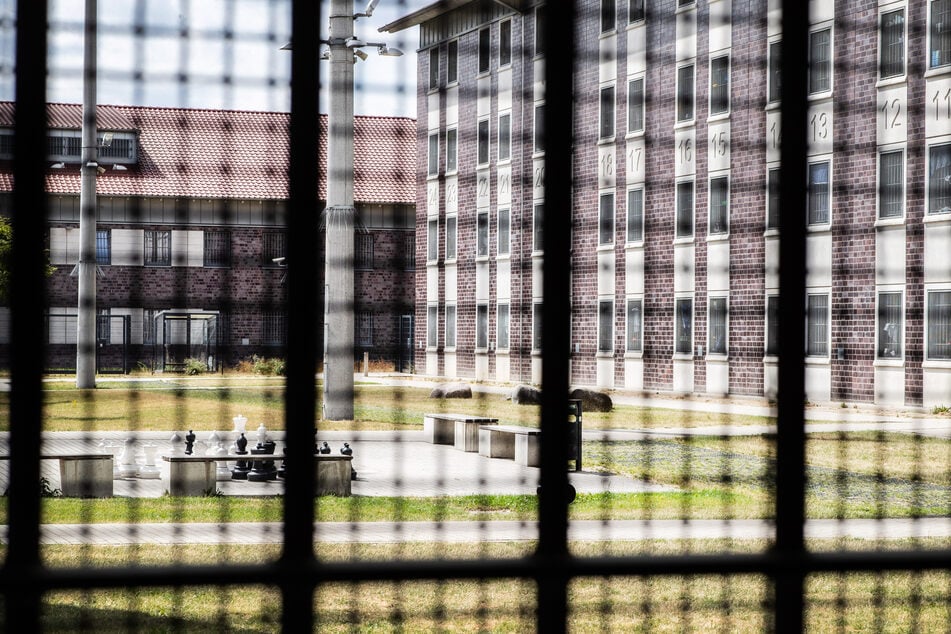 Der Ausgang für Gefangene in NRW ist wegen der aktuellen Infektionslage wieder stark eingeschränkt worden. (Archivbild)