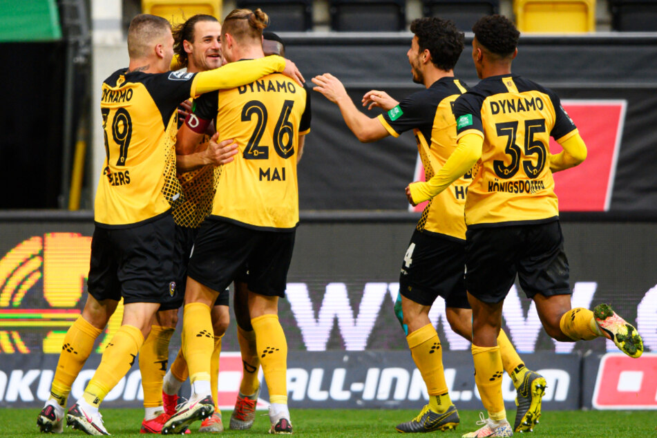 Yannick Stark (2.v.l.) ließ Dresden jubeln! Der Mittelfeldmann schoss Dynamo zum Heimsieg gegen Magdeburg.