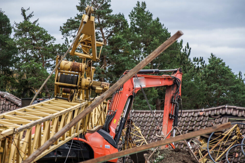 Der Baukran kippte auf ein Haus und richtete erheblichen Schaden an.