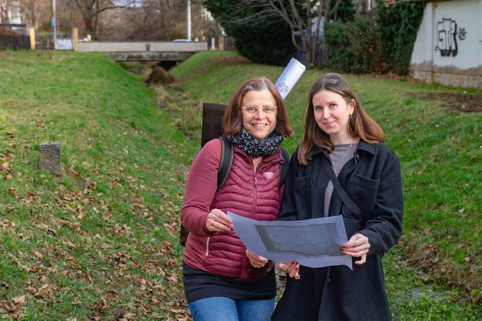 Planungssteuerin Kristin Otto (51, l.) und Wasserwirtschaftlerin Lena Kulow (30, Rehwaldt Landschaftsarchitekten) planen die Pflanzung zahlreicher Bäume.