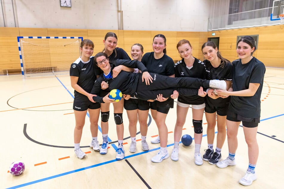 Ihr Team ist sichtlich stolz auf die Trainerin.