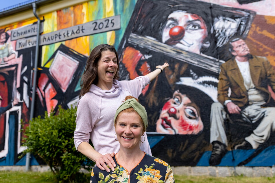 Die Schauspielerinnen Alica Weirauch (39, u.) und Isabelle Weh (39) haben ihre gespielten Clown-Charaktere auf der Fassade verewigen können.
