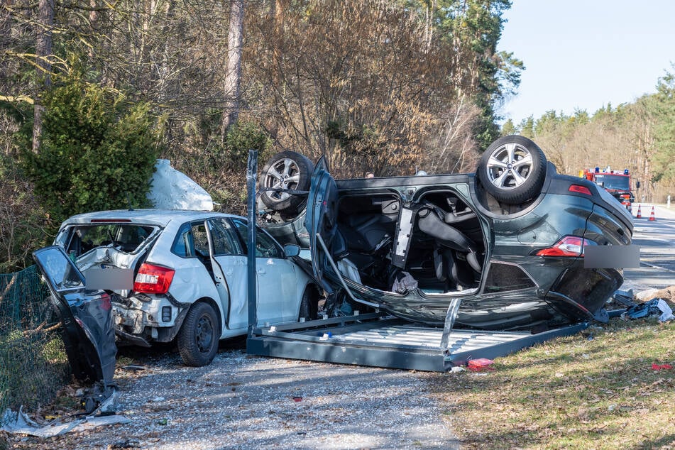 Beide Fahrzeuge und eine Bushaltestelle wurden bei dem Unfall schwer beschädigt.