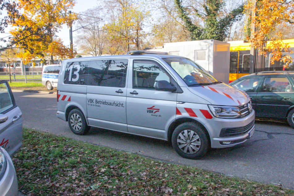 An der Unfallstelle waren unter anderem Polizei und die Betriebsaufsicht des Verkehrsbunds Karlsruhe vor Ort.