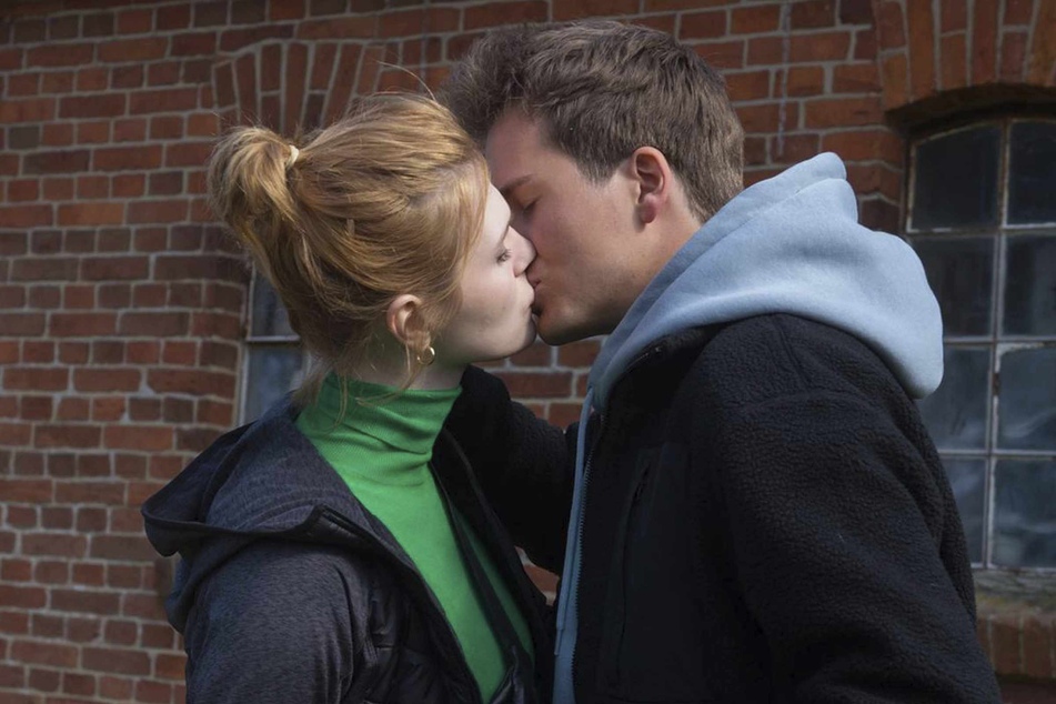 Als Finn (Lucas Bauer, 27) Nici (Lucy Hellenbrecht, 23) voller Verständnis begegnet, kann sie nicht anders, als ihn zu küssen