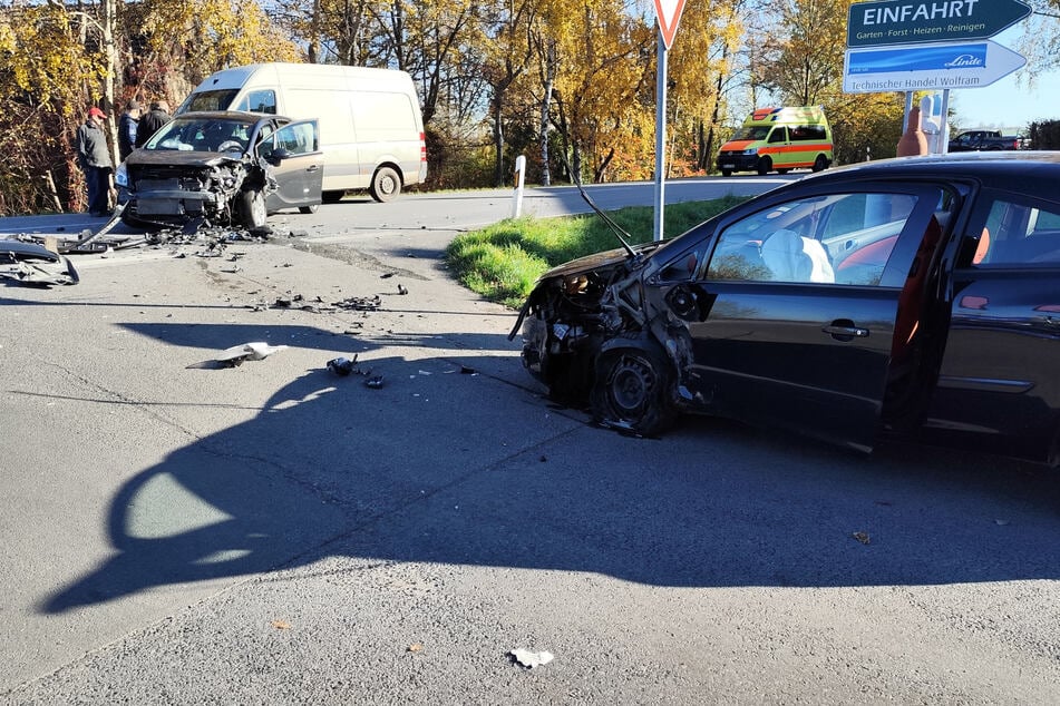 Beim Abbiegen stieß die Opel-Fahrerin (65) mit einem entgegenkommenden Opel zusammen, dessen Fahrerin (80) sich schwer verletzte.
