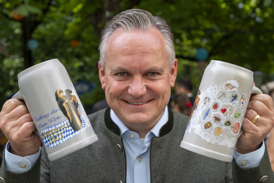 Wiesnchef Christian Scharpf (54, SPD) präsentiert den neuen Krug.