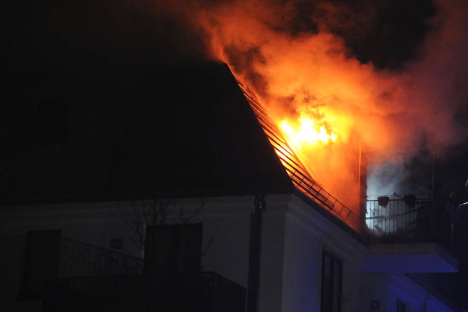 Berlin: Dachgeschoss in Flammen: Berliner Feuerwehr rückt mit Großaufgebot aus