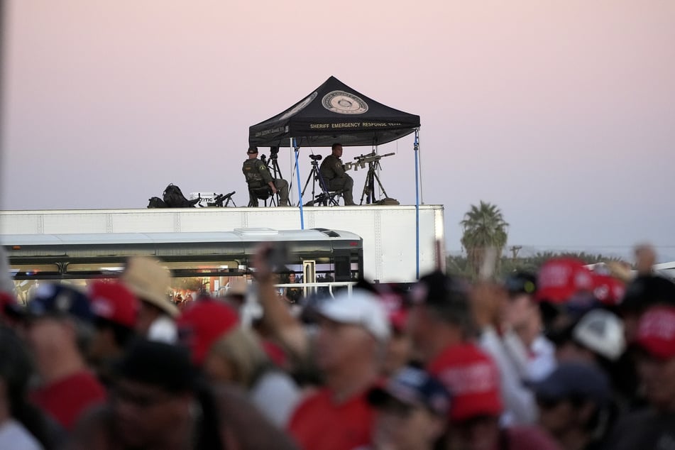 Scharfschützen der Strafverfolgungsbehörden blicken auf die Szene, während Donald Trump bei einer Wahlkampfveranstaltung auf der Calhoun Ranch spricht.