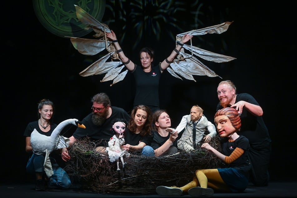 Zur Vorstellung der neuen Spielzeit lassen die Spieler des Puppentheaters Zwickau die Puppen tanzen.
