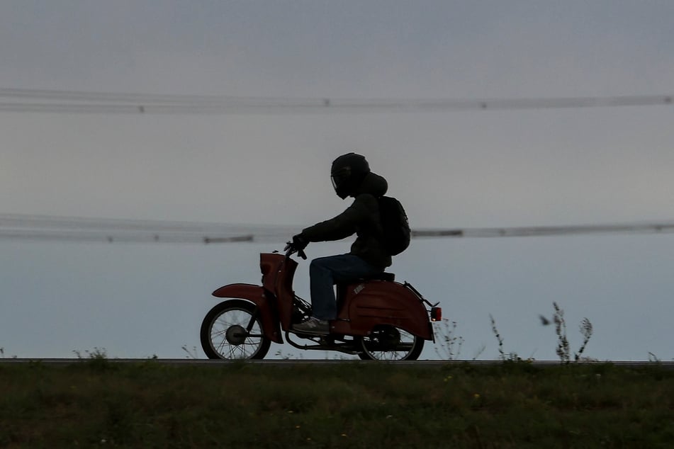 Ein Jugendlicher wurde bei einem Moped-Unfall schwer verletzt. (Symbolbild)