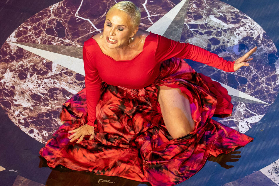 Nadja Michael singt 2019 auf dem Opernball in St. Petersburg in einem Kleid von Katrin Eulenstein.