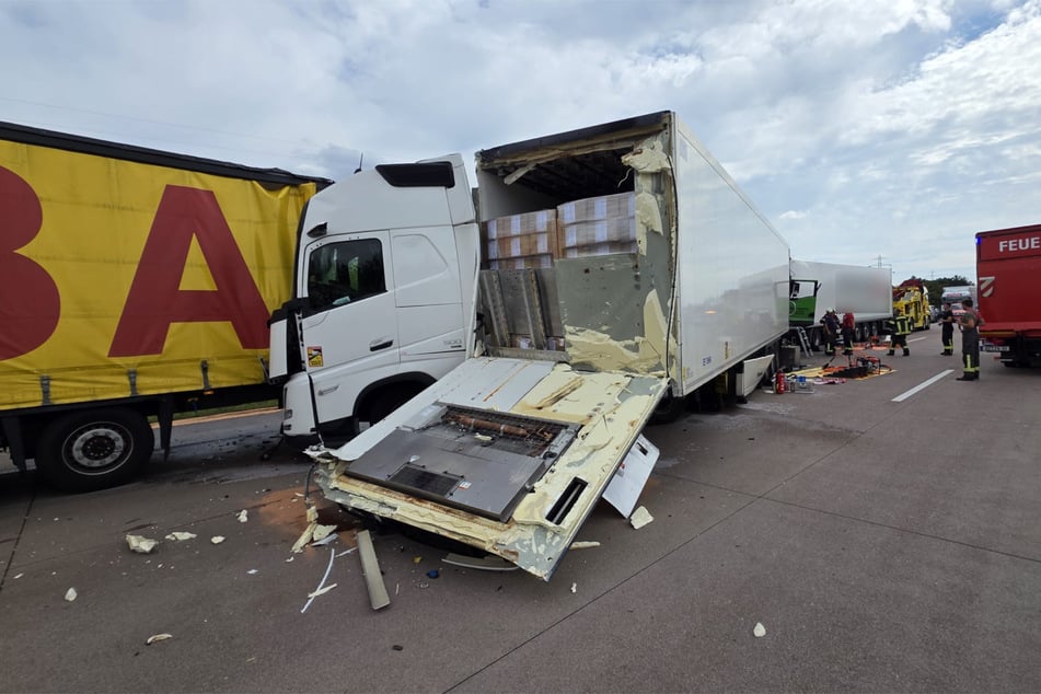 Zwei Lastwagen hatten sich ineinander verkeilt.