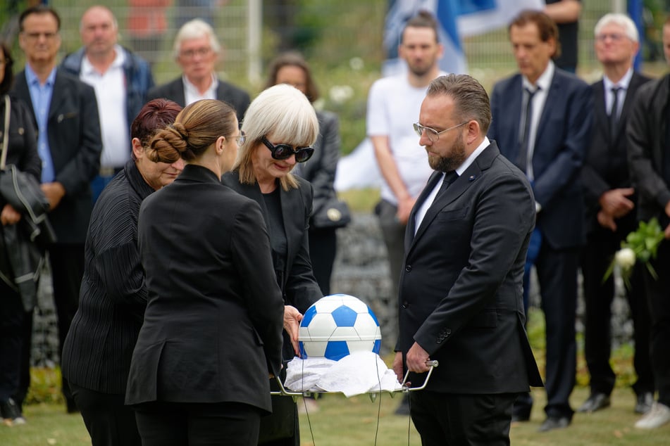 Ulli Potofski (†73) wurde in einer Urne in Fußballform beigesetzt. Es war sein letzter Wunsch.