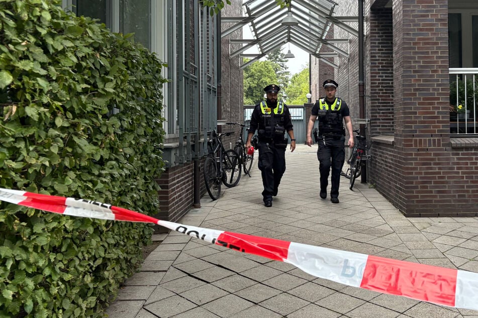 Anwohner blicken in Wohnung und entdecken verletzte, leblose Person