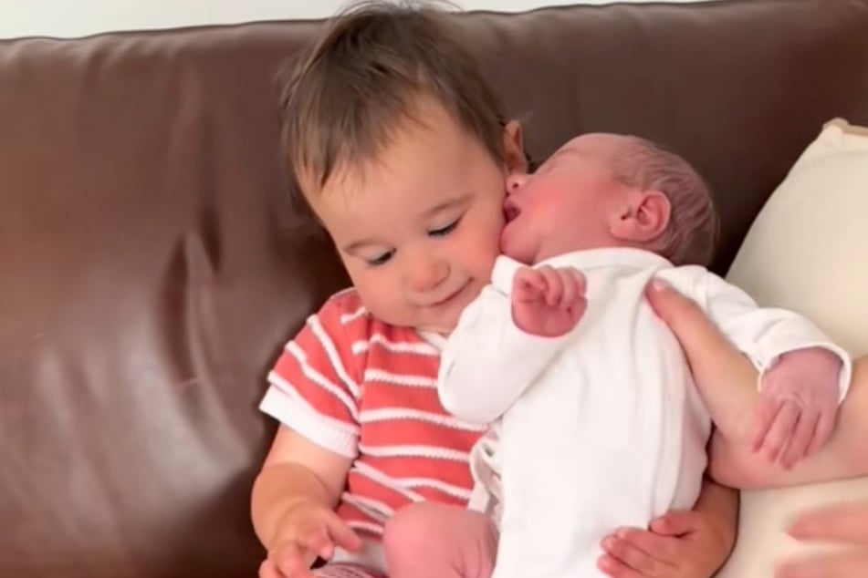 Henry (l.) und Baby Max bei einer ihrer ersten Begegnungen.