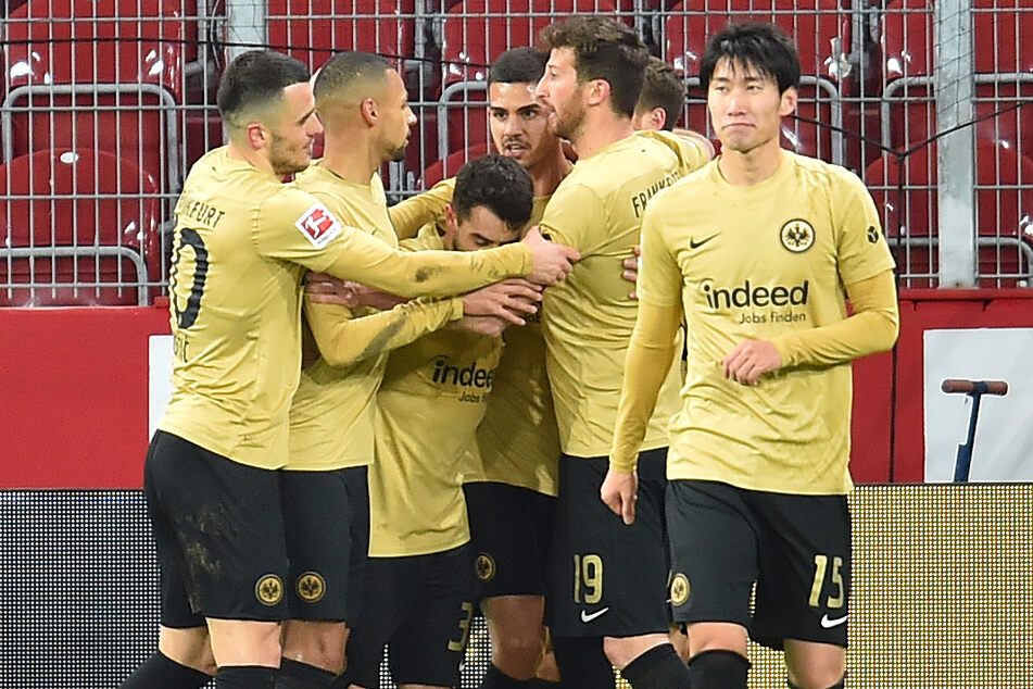 Die Spieler der Eintracht feiern das 2:0 durch André Silva (25/h.) gegen den 1. FSV Mainz 05.