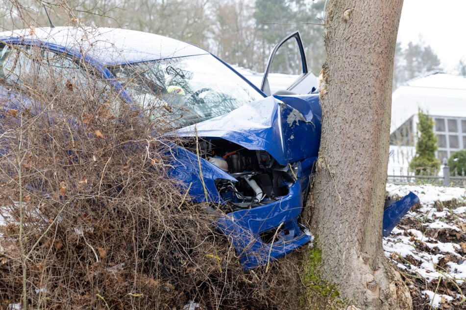 Auto wurde bergab immer schneller: Rentner kracht frontal gegen Baum