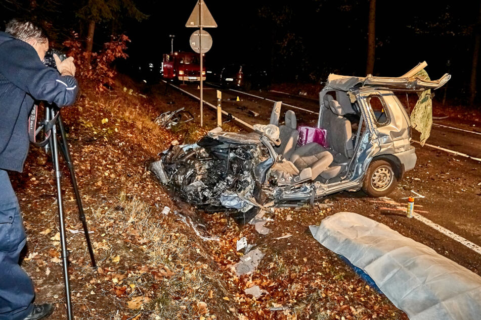 Die Polizei am Tatort: Mit 1,2 Promille und 100 km/h war der Angeklagte ins Auto von Aline D. (†20, F.r.) gerast.