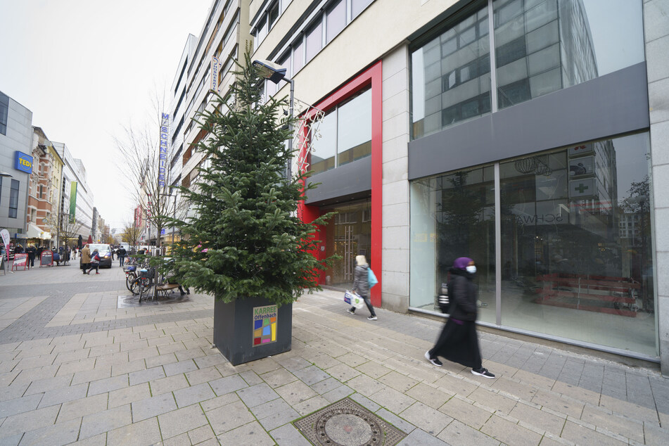 Ein noch ungeschmückter Weihnachtsbaum (M) steht den Eingang zur nahezu menschenleeren Fußgängerzone in der Offenbacher Innenstadt.