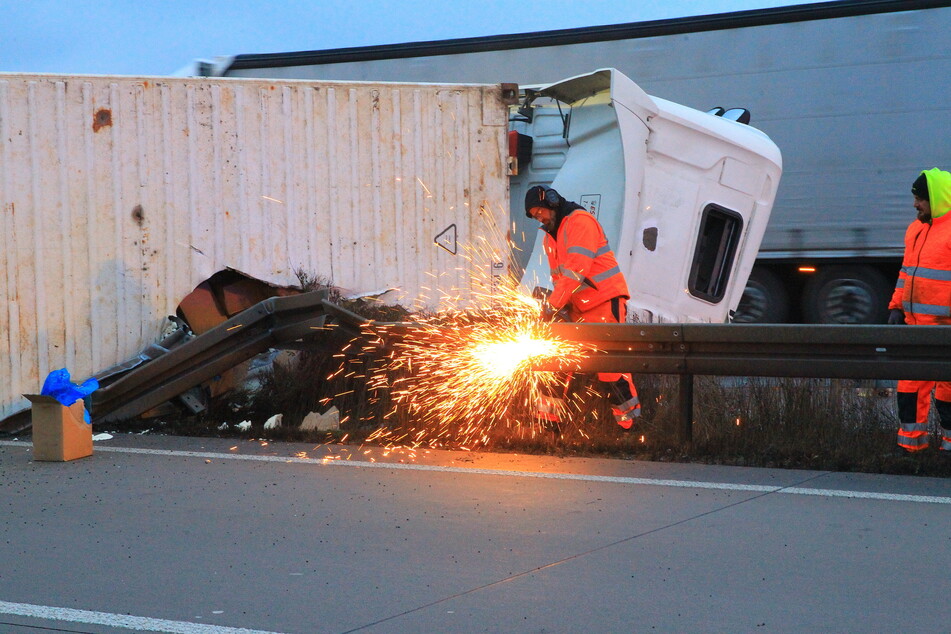 Bei dem Unfall wurden auch die beiden Mittel-Leitplanken beschädigt.