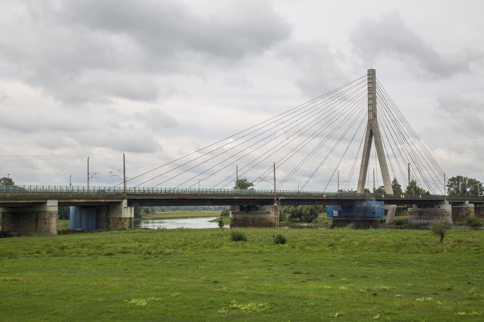 Nach ersten Erkenntnissen muss der Korrosionsschutz an den Seilen der Elbquerung in Niederwartha erneuert werden. (Archivbild)