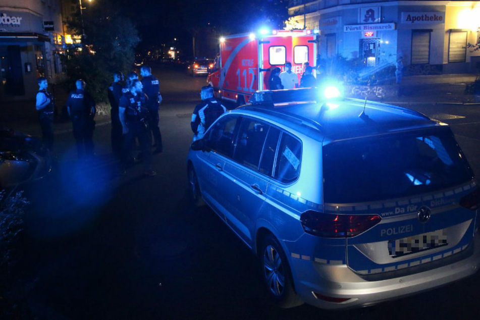 In Berlin-Kreuzberg ist in der Nacht zu Sonntag ein 28-jähriger Mann mit stark blutenden Stichverletzungen im Beisein der Polizei zusammengebrochen.