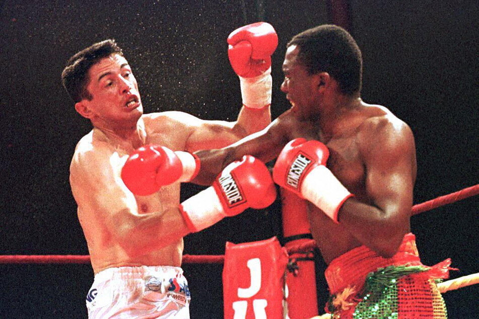 Dingaan Thobela (†57, r.) 1997 beim Kampf gegen Gary Murray (heute 56) in Pretoria.