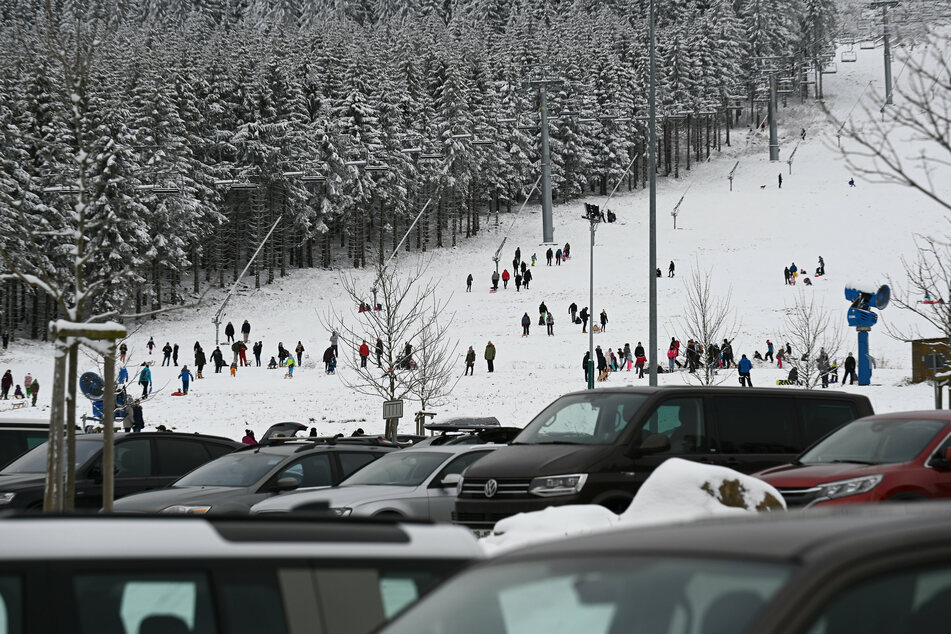Im Harz ist die Hölle los - zahlreiche Touristen wollten sich am Wochenende im Schnee vergnügen.
